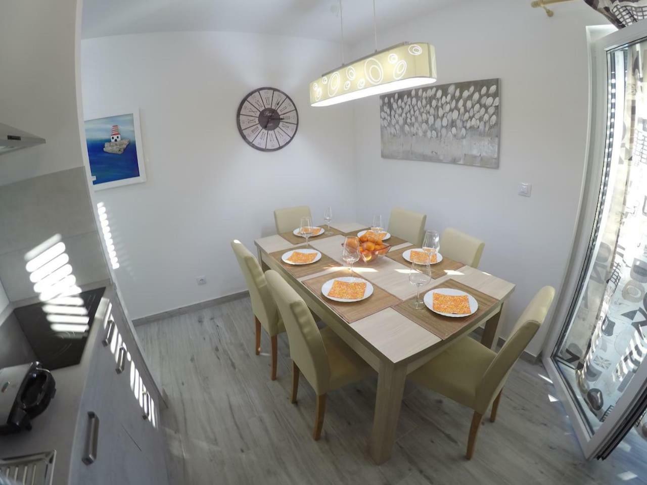 The Globetrotter'S Residence Kastel Novi Bagian luar foto