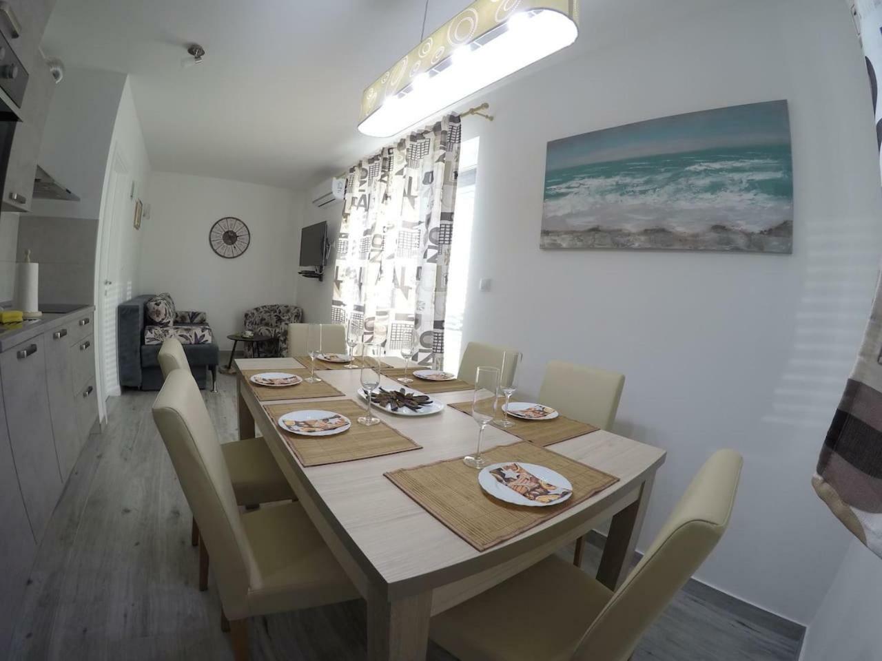 The Globetrotter'S Residence Kastel Novi Bagian luar foto