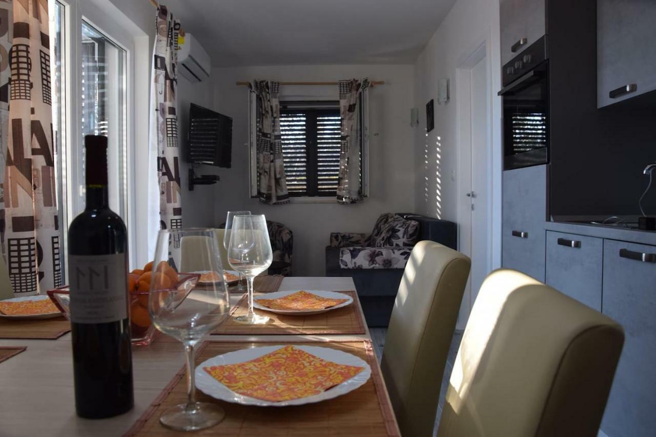 The Globetrotter'S Residence Kastel Novi Bagian luar foto