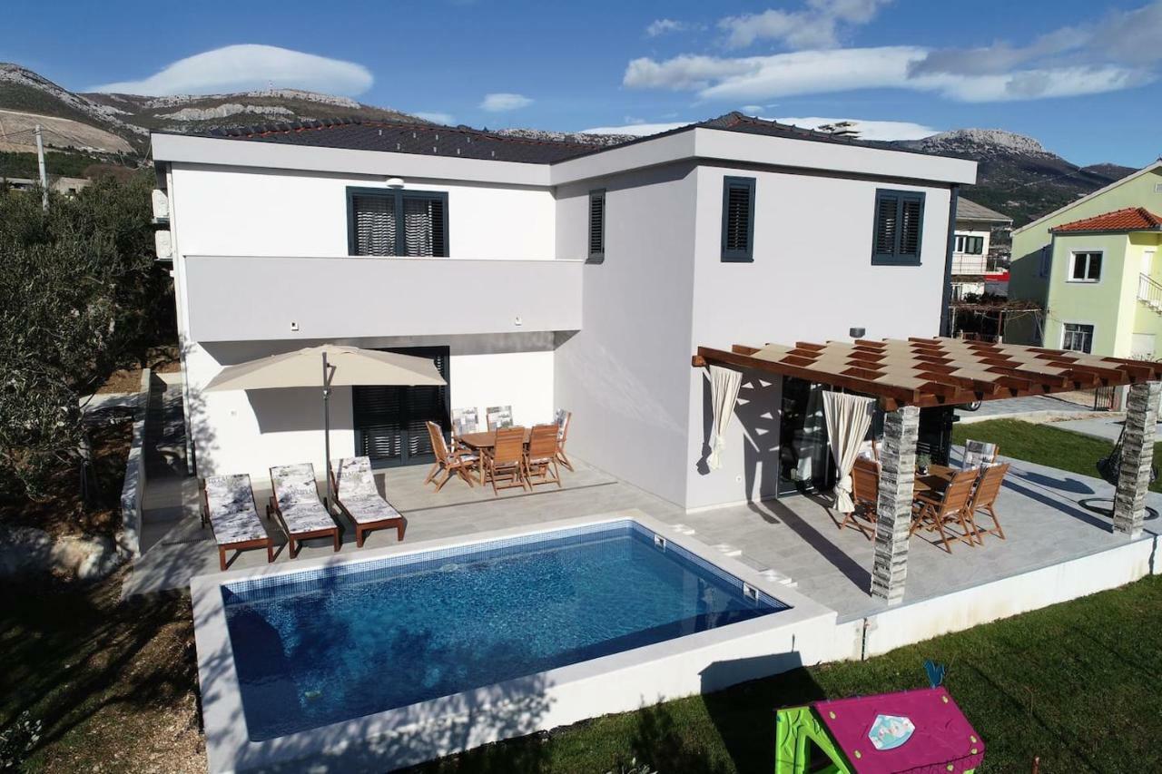 The Globetrotter'S Residence Kastel Novi Bagian luar foto